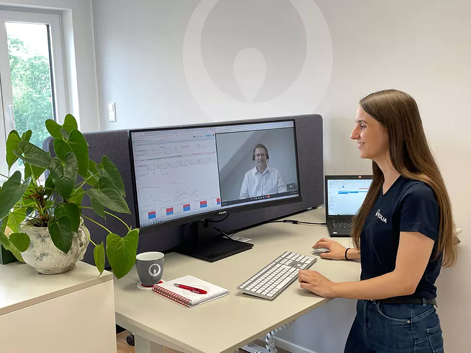 Azubi Sina bei einer Online-Konferenz im Büro von Veolia Water Technologies