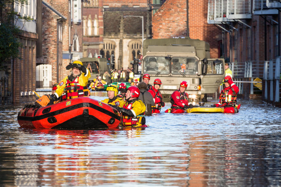 Rettungsboote in einer überschwemmten Stadt