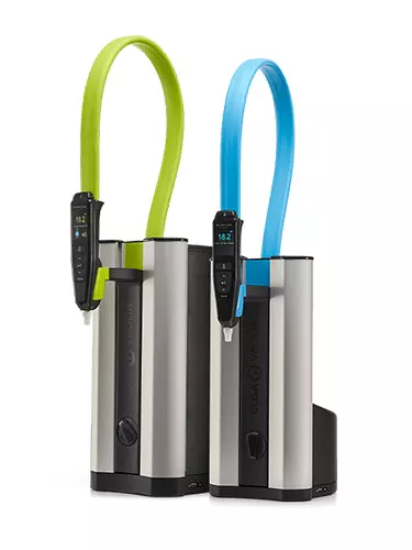 Vue de deux Purelab Flex, un bleu et un vert