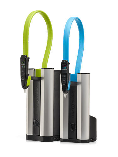 Vue de deux Purelab Flex, un bleu et un vert